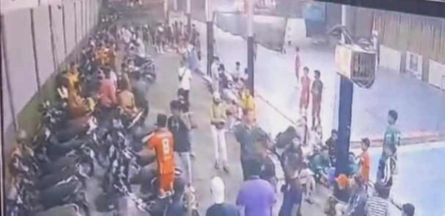 TERJADI KERIBUTAN: Di Big Ball Futsal Arena Jalam Raya Kerobokan, Kuta Utara, Badung, terjadi keributan. (foto : sumber cctv/Istimewa)