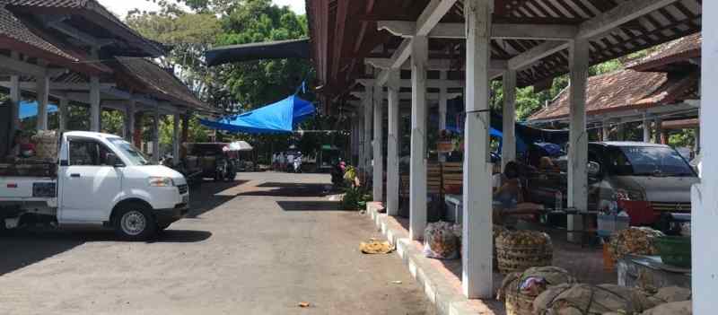 ANGKUT BARANG DAGANGAN : Suasana Terminal Subagan terkini. Sejak beberapa tahun belakangan, terminal yang dibangun era Bupati I Wayan Geredeg tersebut jadi pasar. (zulfika rahman)