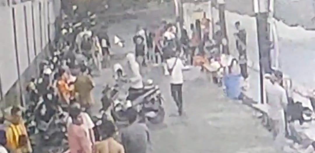 PERISTIWA BERDARAH: Rekaman CCTV di area lapangan Futsal di kawasan Kuta saat terjadinya penyerangan kepada seorang anggota.