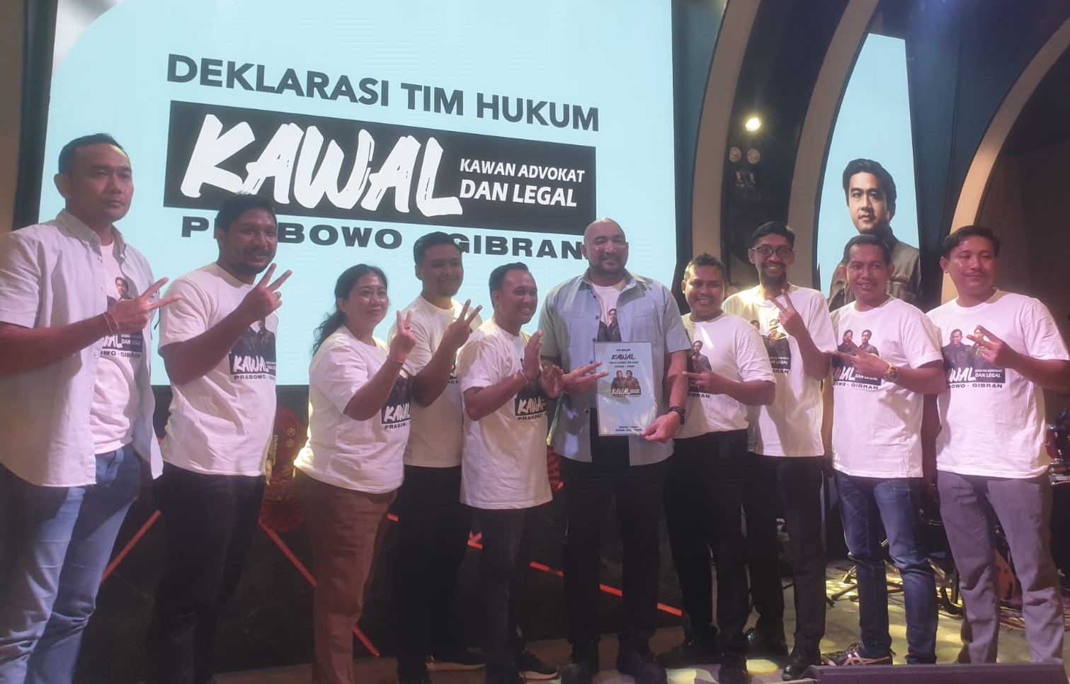 AMUNISI PENGUAT: Deklarasi dukungan tim hukum untuk paslon Prabowo Gibran di Bali foto bareng Ketua TKD Bali Made Muliawan Arya alias De Gadjah (tengah) pada Rabu malam (7/2/2024)