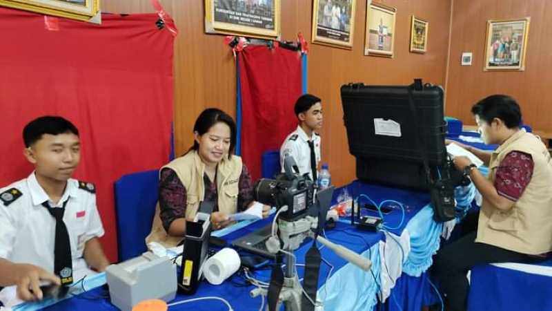 PEREKAMAN: Proses perekaman e-KTP yang dilakukan Disdukcapil Buleleng untuk menggenjot pemilih pemula bisa mencoblos. (foto: Disdukcapil Buleleng untuk Radar Bali)
