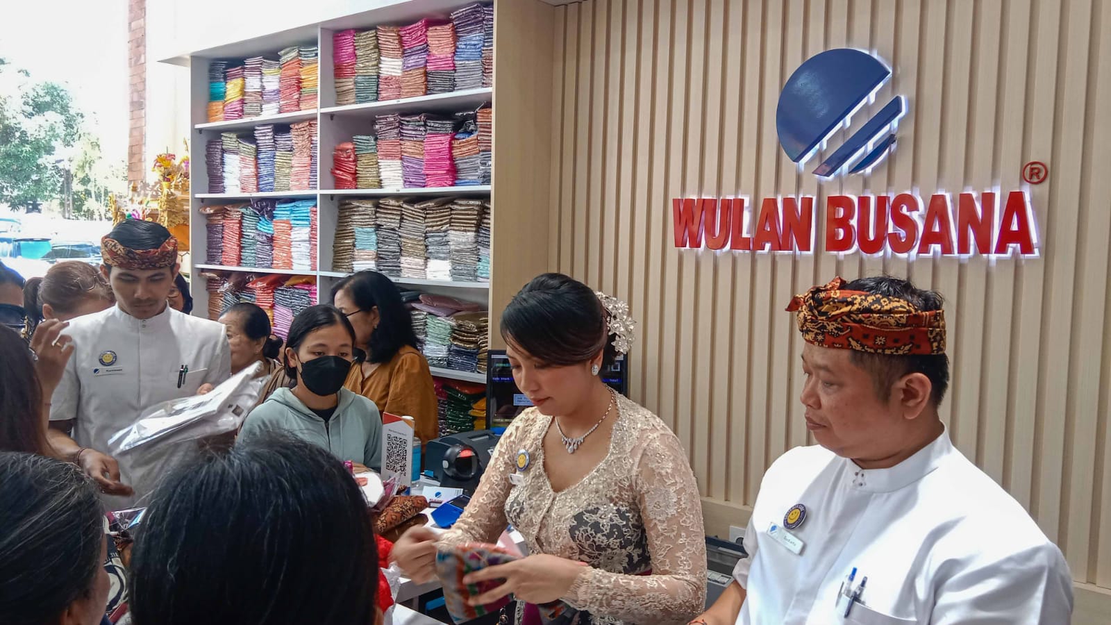 ANTUSIAS BELANJA: Pembukaan Wulan Busana Cabang Hayam Wuruk Denpasar Diramaikan oleh Diskon 20% dan Voucher Belanja 50.000. (Titis AP/Radar Bali)