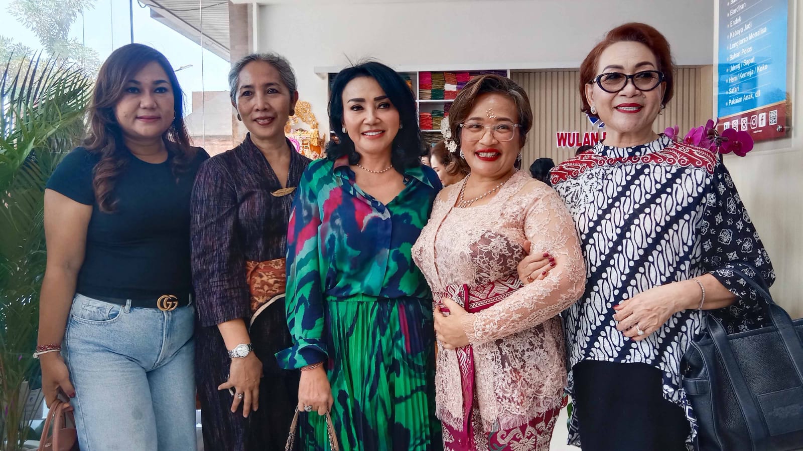 PELANGGAN SETIA: Ni Ketut Putri Dartini - Founder Wulan Busana (2 dari kanan) Berfoto Bersama Selly Mantra. (Titis AP/Radar Bali)