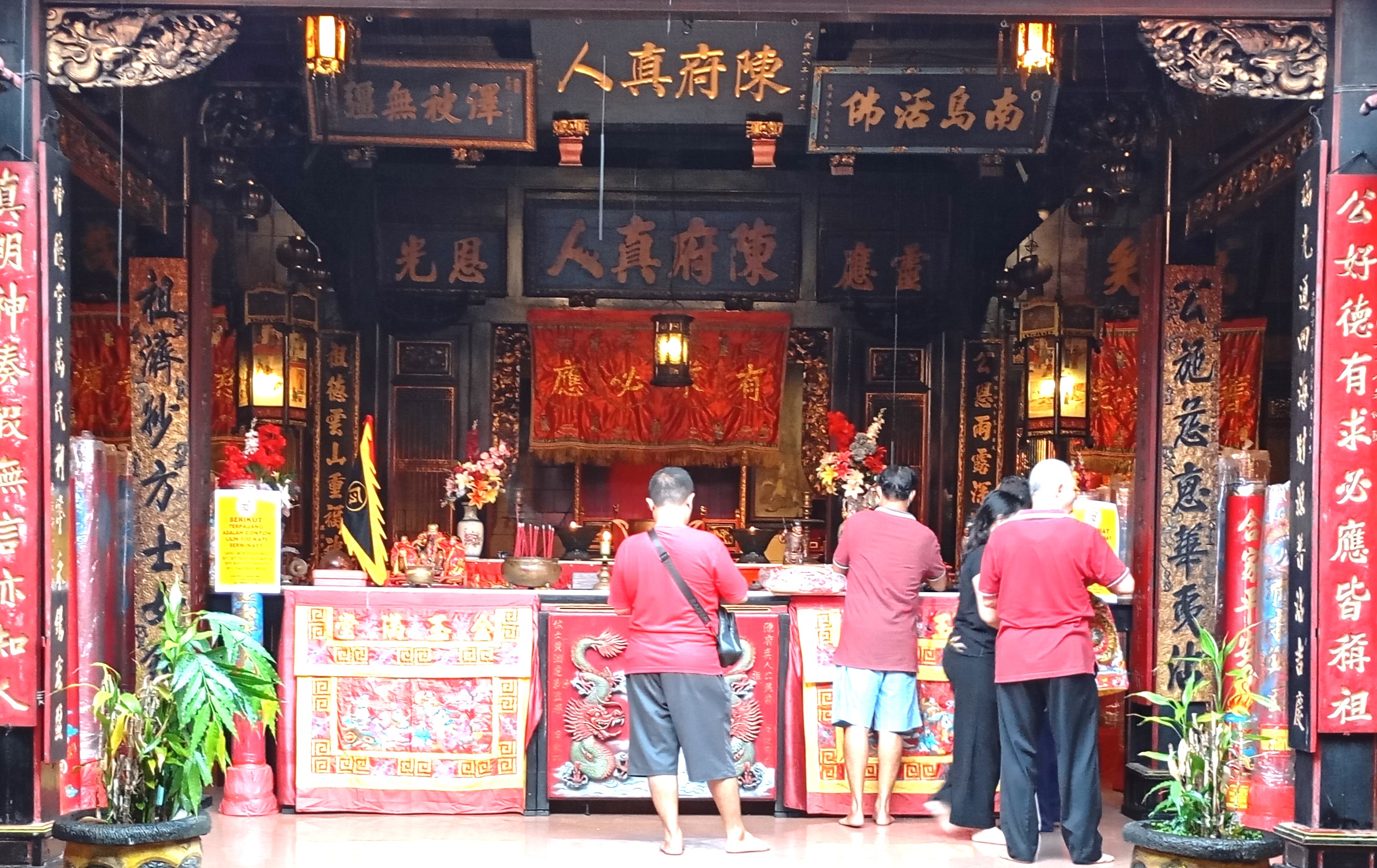MENYAMBUT TAHUN NAGA KAYU: Persiapan menyambut Imlek di Tri Dharma Ling Gwan Kiong.(francelino junior)