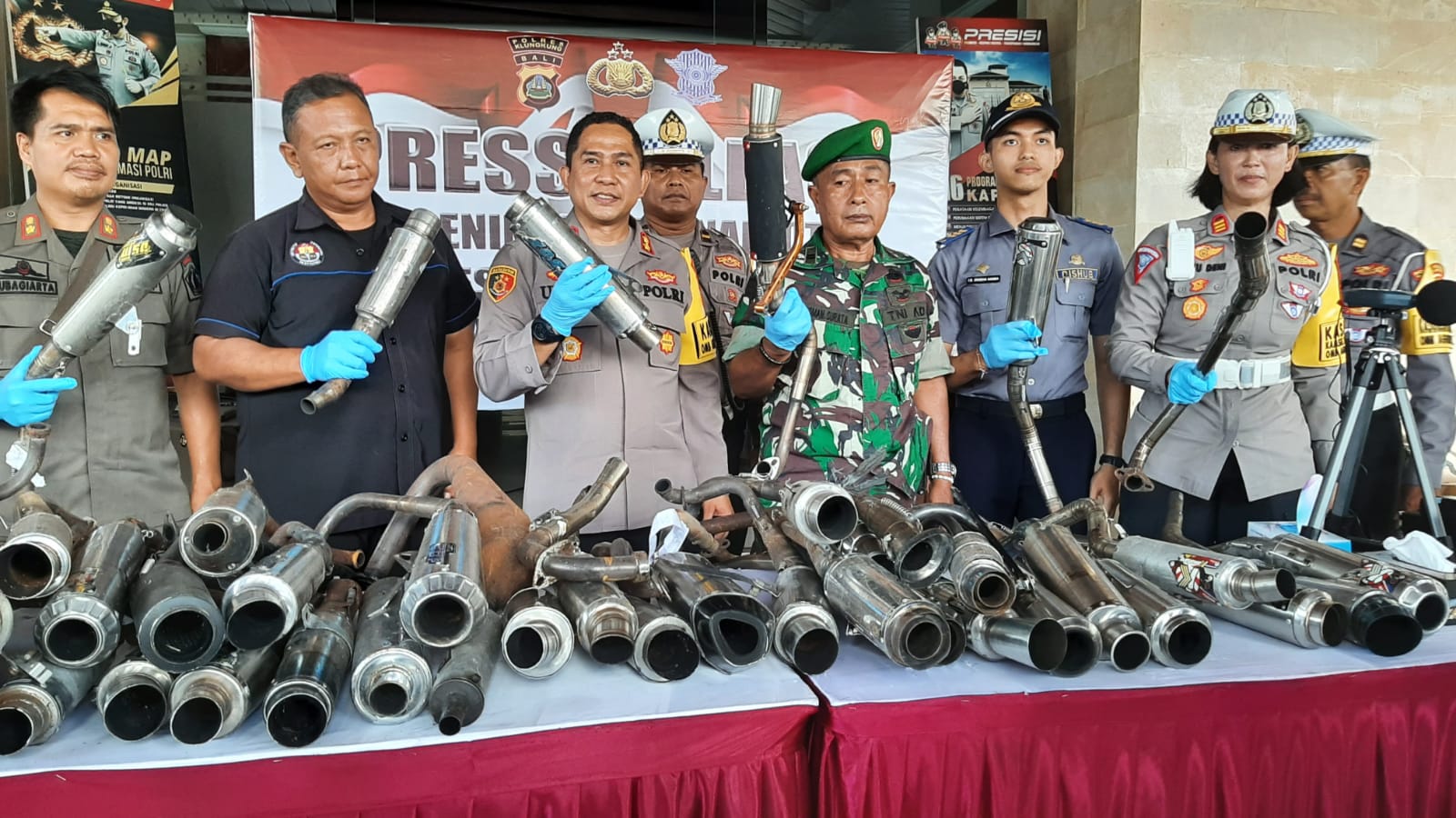 HASIL SITAAN RAZIA : Kapolres Klungkung AKBP Umar merilis penindakan kendaraan berknalpot brong selama Desember-Februari.(dewa ayu pitri arisanti/radar bali)