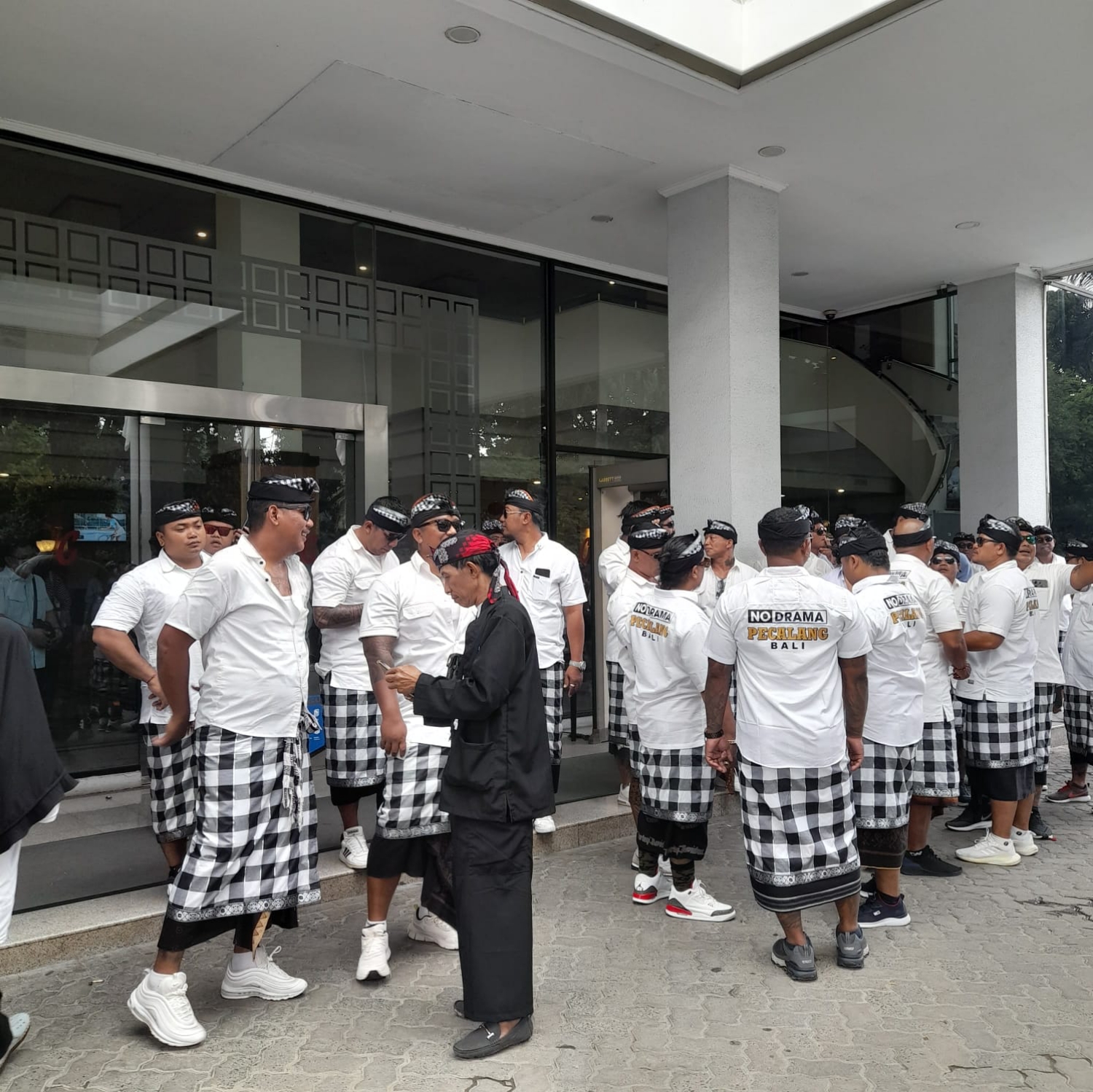 KEARIFAN LOKAL: Pengamanan pasangan calon nomor urut 2 Prabowo-Gibran berbeda dibandingkan yang karena dikawal pecalang di GBK, Jakarta, Sabtu (10/2/2024).