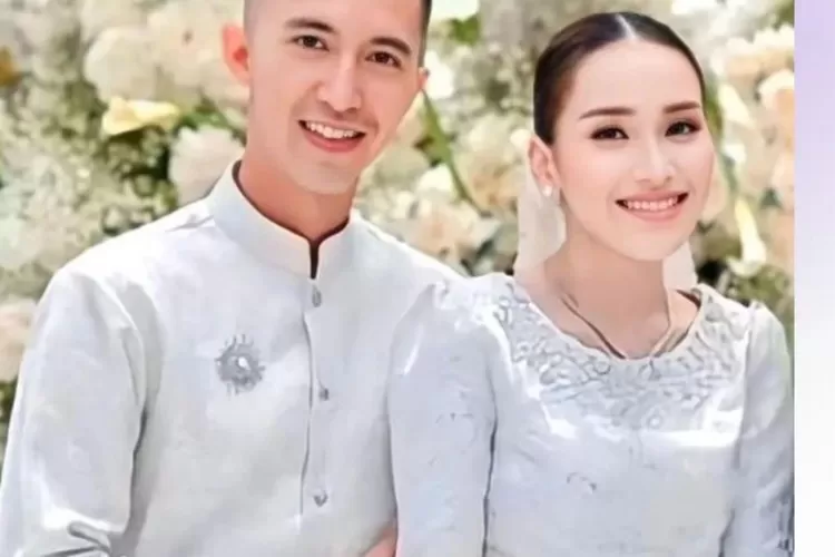 SEGERA NIKAH: Foto pertunangan pedangdut Ayu Ting Ting bersama Letkon TNI AD Muhammad Faradhana.