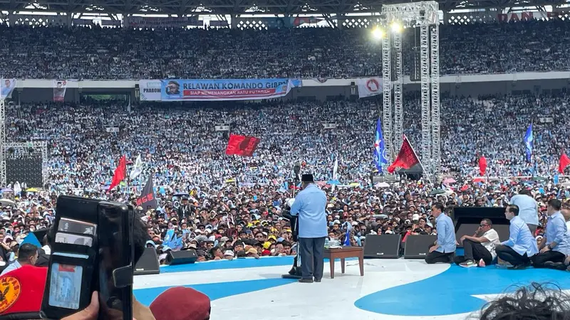 MENYEMUT: Suasana sesaknya pendukung Prabowo Gibran di kampanye pamungkas (10/2/2024)