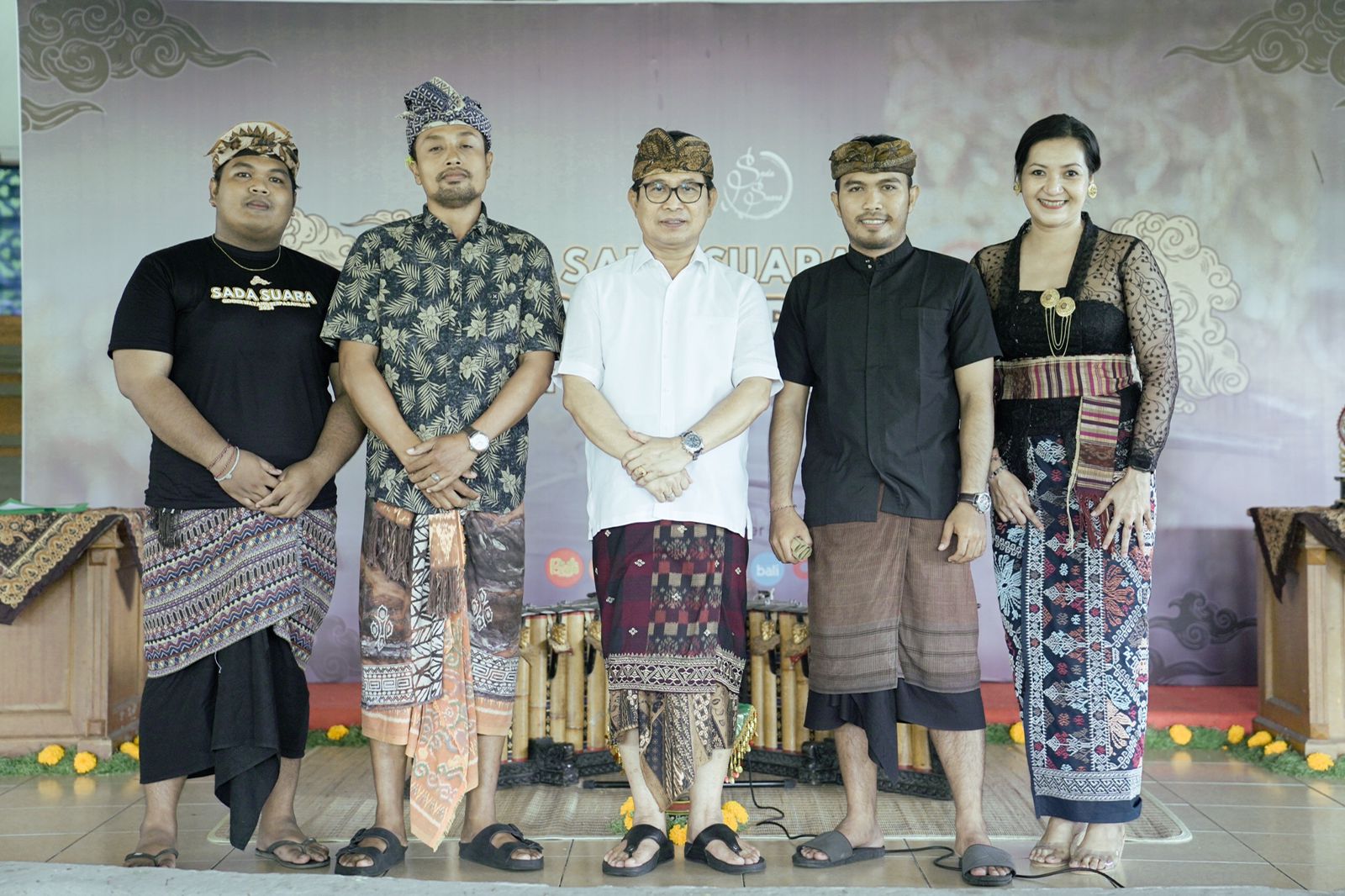 Sekda Wayan Adi Arnawa saat membuka Lomba Gender Wayang Berpasangan Kategori SD dan SMP yang digelar oleh Sanggar Sada Suara di Wantilan DPRD Badung, Puspem, Minggu  (11/2).