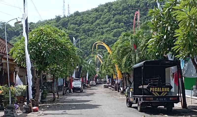 SENYAP 12 JAM : Kondisi lengang saat Nyepi adat di Desa Adat Bugbug pada Sabtu (10/2/2024). Tampak suasana Desa Bugbug sepi tanpa aktivitas. (zulfika rahman/radar bali)
