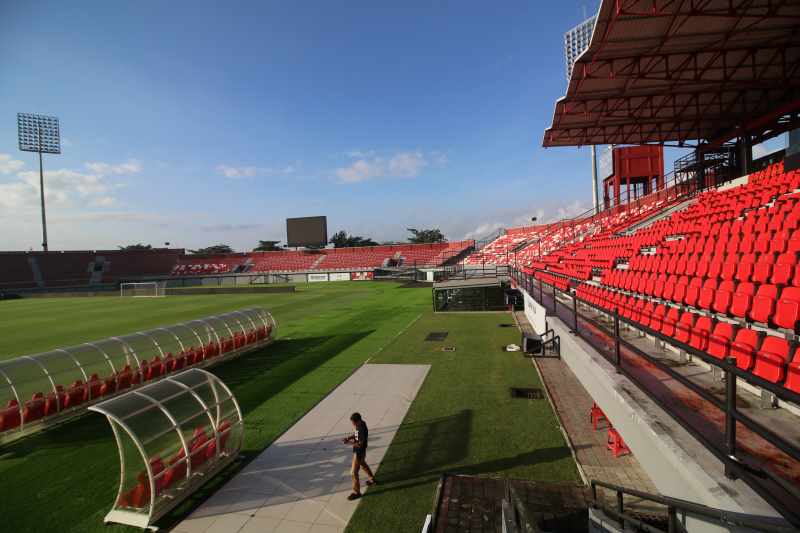 LARIS MANIS JADI MARKAS : Stadion Kapten I Wayan Dipta, Gianyar, disewa juga bagi markas Arema dan Persija. (miftahuddin m.halim)