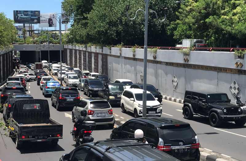 MACET : Suasana kesibukan lalu lintas di Underpass Dewa Ruci, Kuta, Badung. (miftahuddin.m halim)