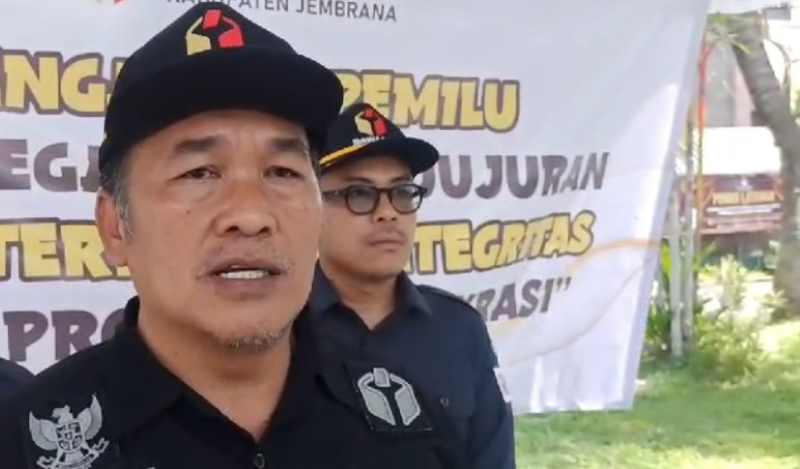 INGATKAN POLITIK UANG : Ketua Bawaslu Jembrana Made Widiastra. (m.basir/radar bali)