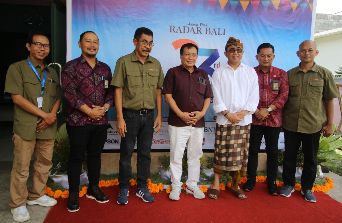 Wali Kota Denpasar IGN Jaya Negara (3 dari kanan) dan Direktur Jawa Pos Radar Bali Justin M. Herman (3 dari kiri) foto bersama di HUT Radar Bali ke-23.