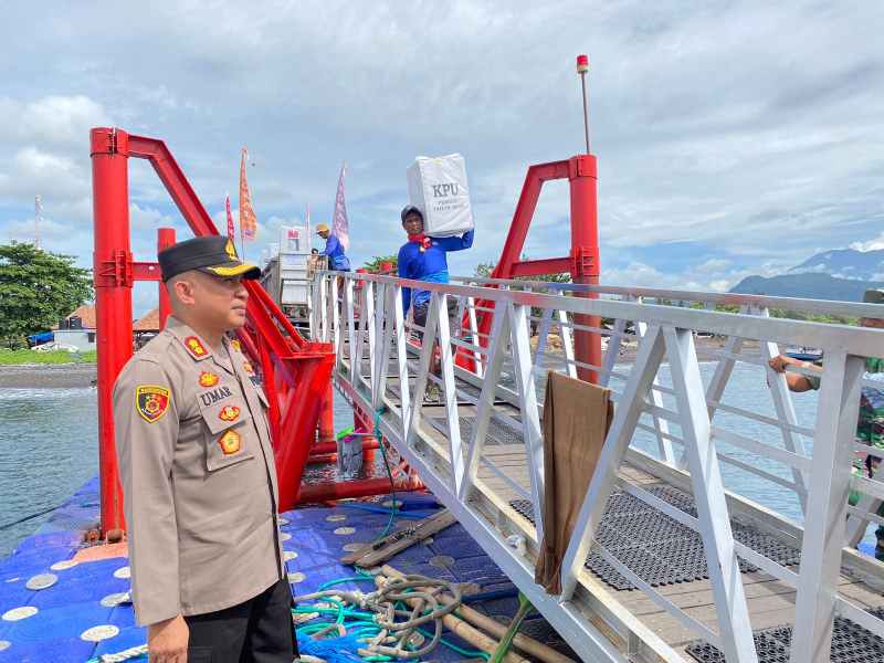 SONGSONG PEMILU : Pendistribusian logistik Pemilu ke Kecamatan Nusa Penida. ( Foto: Humas Polres Klungkung)