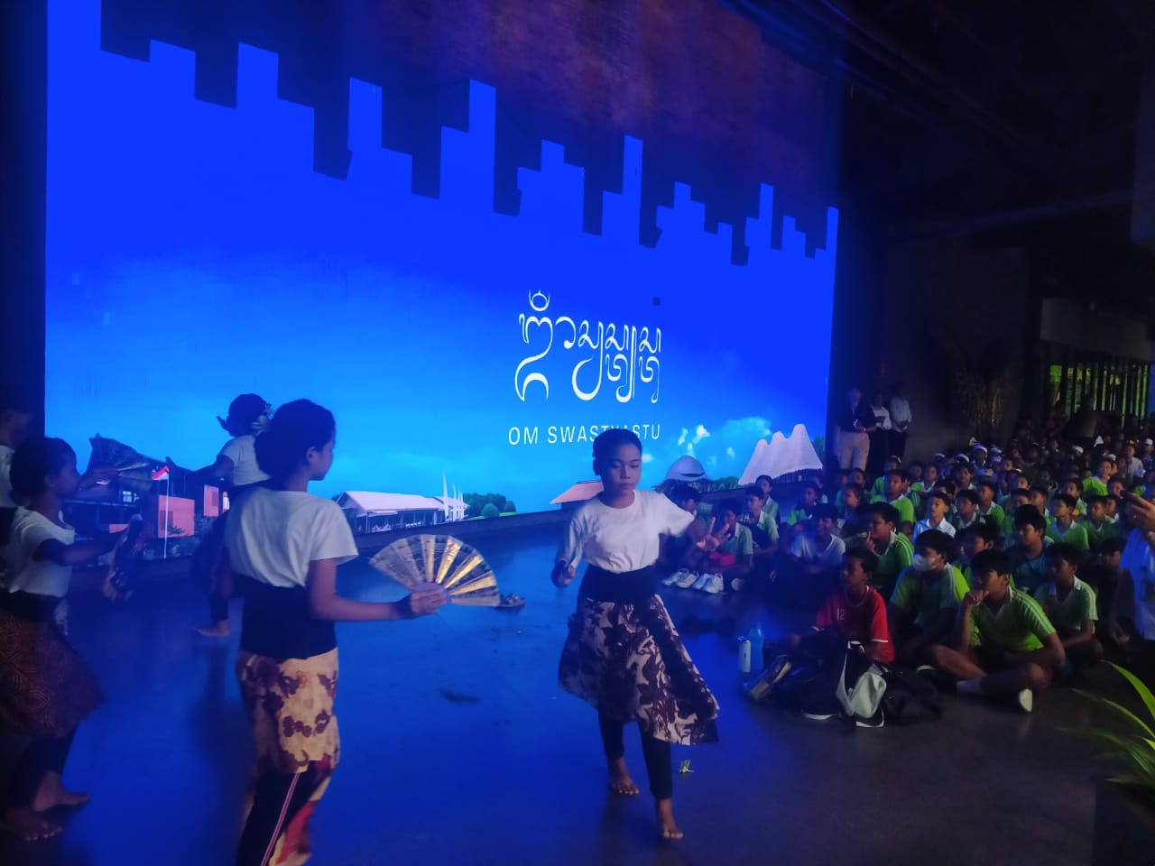 UNJUK BAKAT: Siswa SDN 2 Serangan menunjukan bakat seni di Gallery Museum, Kura Kura Bali, Denpasar, Senin pagi (12/2/2024). (I Wayan Widyantara/Radar Bali)
