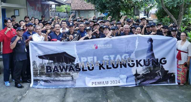 SIAGA : Bawaslu gelar apel siaga pengawasan masa tenang di halaman Kantor Bawaslu Klungkung, Minggu (11/2/2024). (foto:bawaslu klungkung)