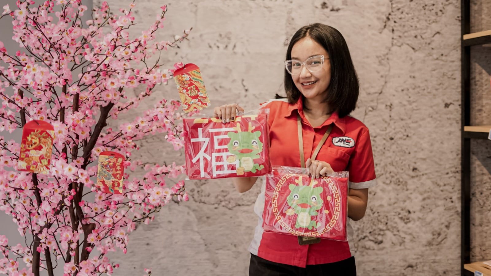 Aktivasi cabut angpao bagi pelanggan yang bertransaksi di JNE Semarang