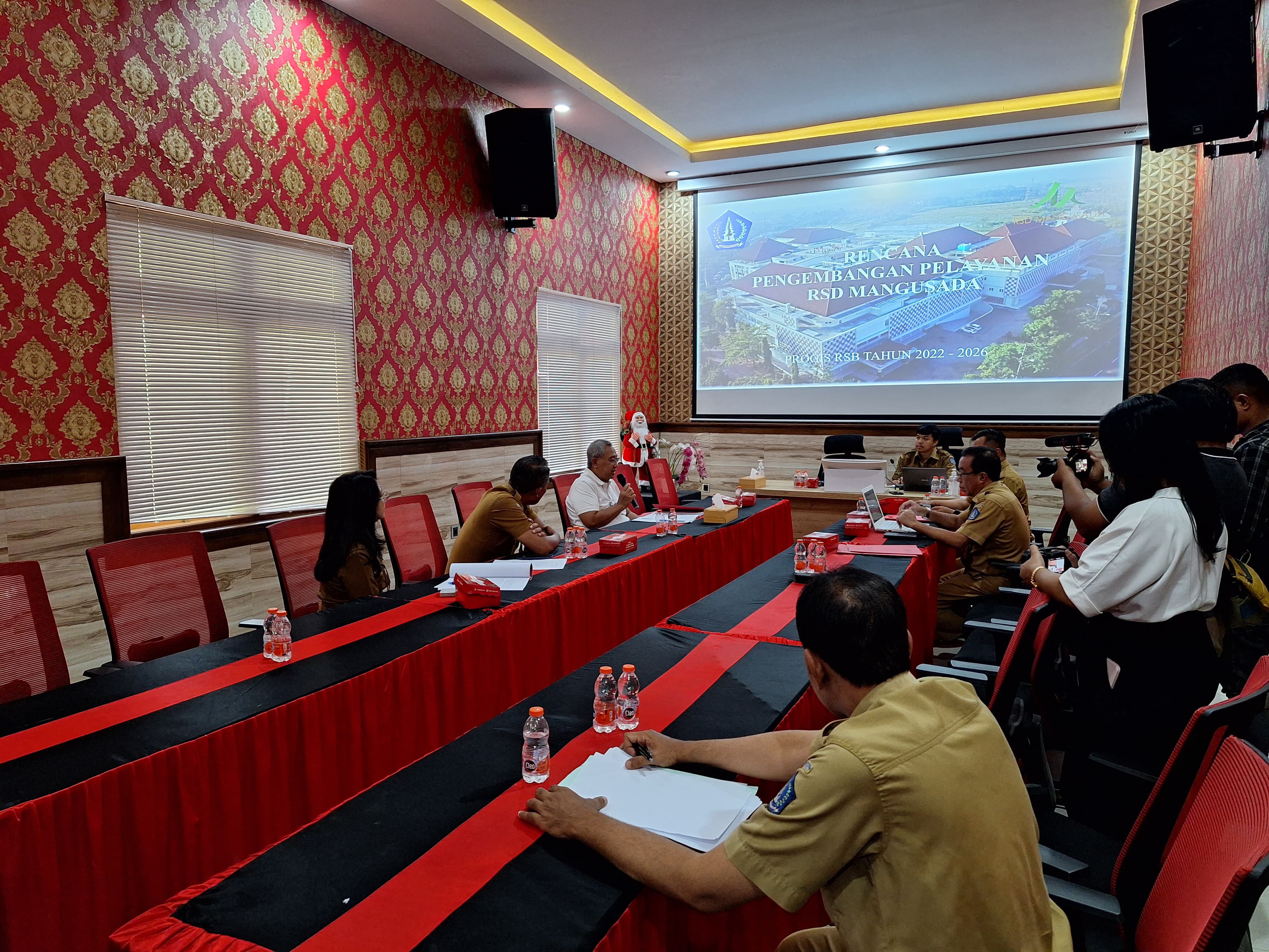 Ni Made Ari Rismaya Dewi/Radar Bali Caption: Ketua DPRD Badung terima audiensi dari manajemen RSD Mangusada, kemarin (11/12) di kediamannya.