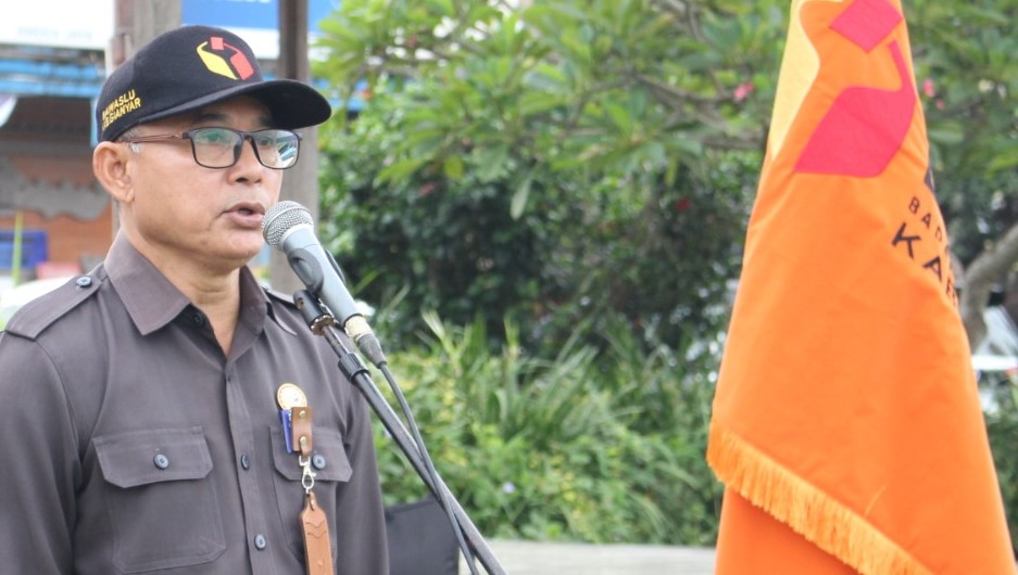 BEBER PATROLI  KELILING : Ketua Bawaslu Gianyar, I Wayan Hartawan. (istimewa)
