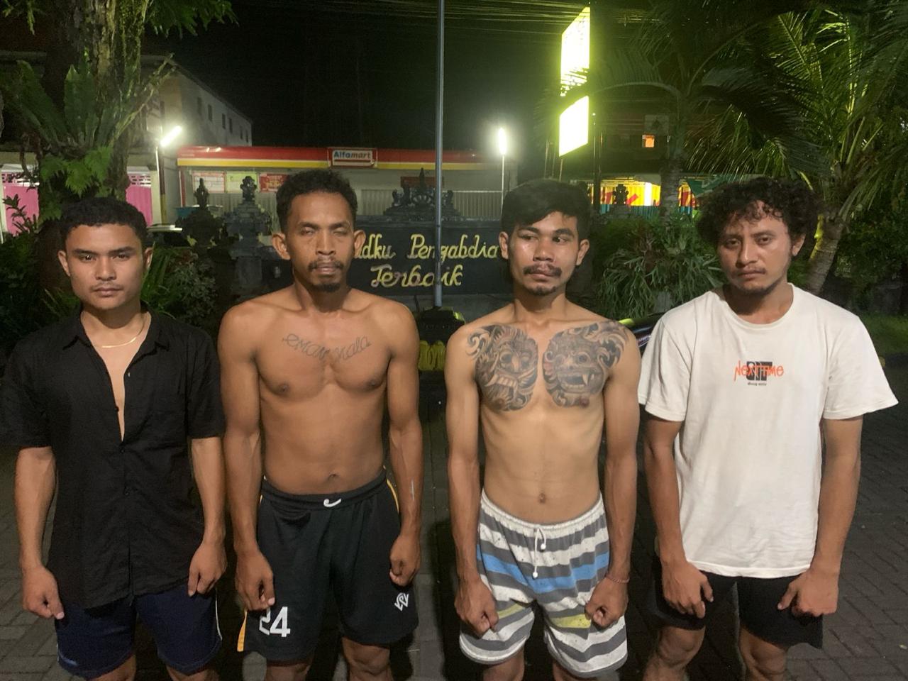 MABUK: Empat warga NTT yang sempat menantang warga lokal ini nyaris di massa ternyata lantaran mabuk.