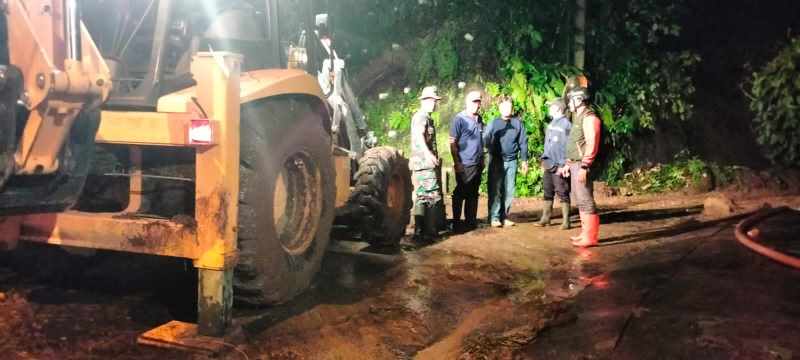 DIBERSIHKAN : Petugas membersihkan material kayu tumbang dan tanah longsor di beberapa lokasi di Gianyar. (istimewa)