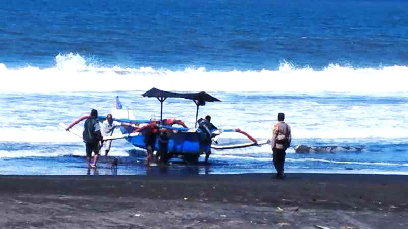 TERUS DICARI : Proses pencarian ABK Riski Mubarok yang hilang, Selasa (6/2/2024), di laut perairan Soka, Selemadeg, Tabanan.(istimewa)