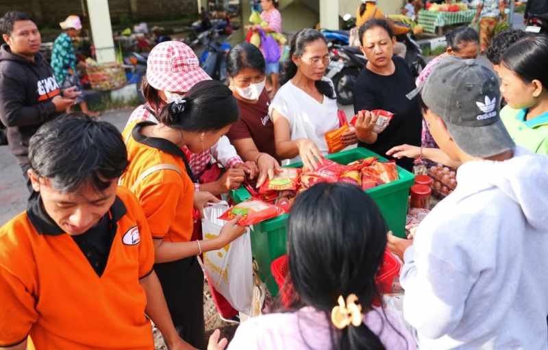 LANGSUNG DISERBU : Pemkab Klungkung gelar pasar murah guna jaga stabilitas harga (humas klungkung)