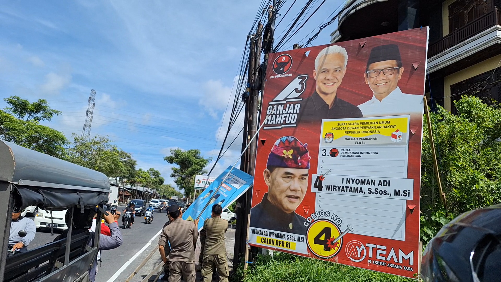 TURUNKAN: Satpol PP dan Bawaslu Badung masih membersihkan alat peraga kampanye (APK) milik caleg dan capres yang masih bercokol hingga hari tenang. Namun sdh diklaim bersih.