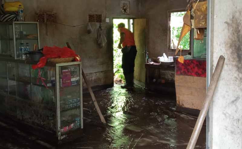 KE LOKASI KEJADIAN : Petugas BPBD wilayah Banjar Dinas Darmawinangun, Desa Tianyar, Kecamatan Kubu,Karangasem. (Foto BPBD Karangasem)