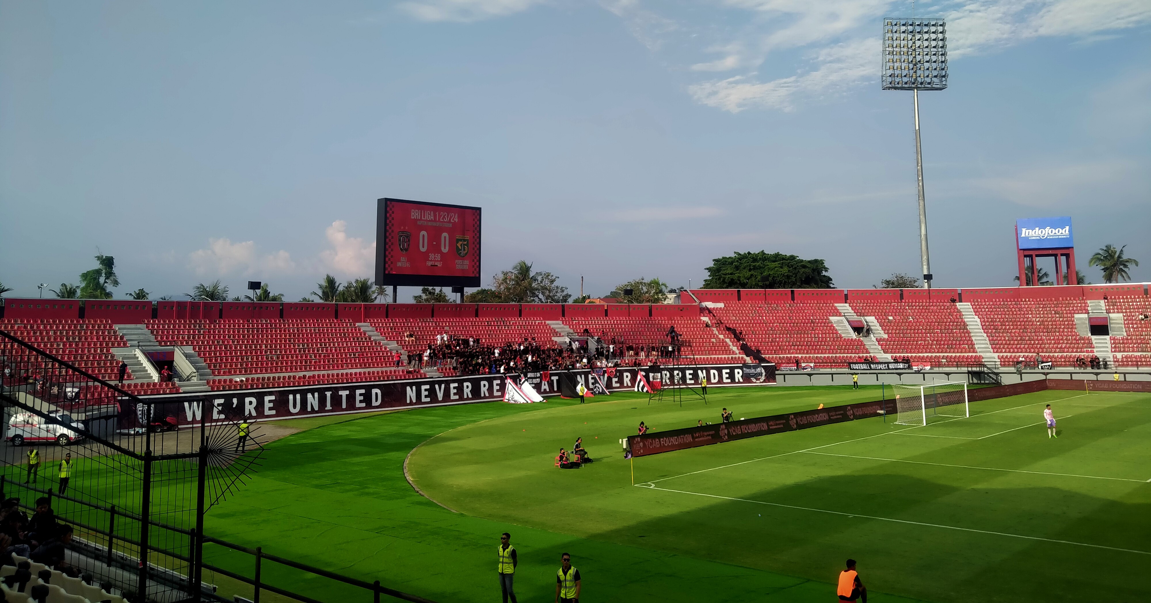 VENUE TIM LAIN: Rumput stadion Kapten I Wayan Dipta perlu perawatan khusus karena banyak dipakai tum lain.