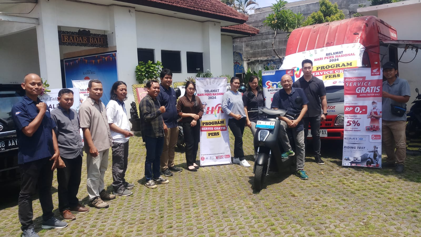 SELAMAT ULANG TAHUN: Coorporate Communication Astra Motor Bali Agung Sri Mayuni (4 dari kanan) saat service gratis dan test ride di kantor Radar Bali (13/2/2024). (Radar Bali)