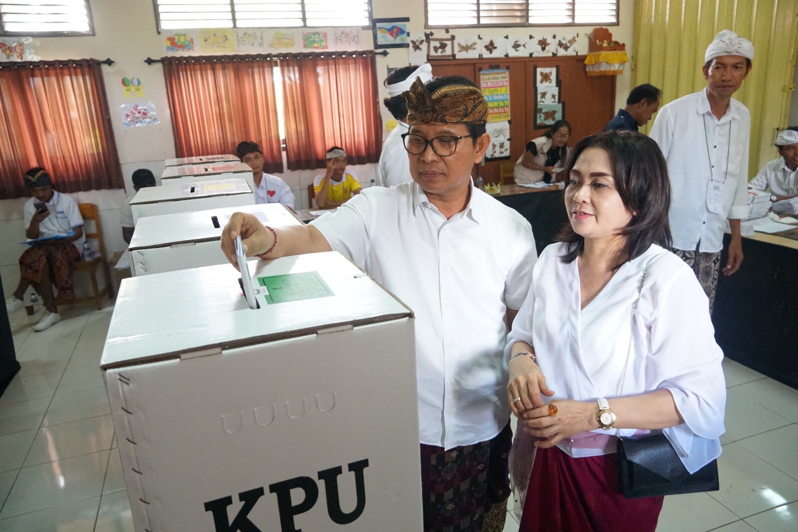 HAK PILIH: Sekda Adi Arnawa bersama istri Ni Putu Rasniathi menggunakan hak pilih di TPS 009, SD Nomor 4 Pecatu, Desa Pecatu, Kuta Selatan, Badung, Rabu (14/2/2024). (Prokompim Badung)