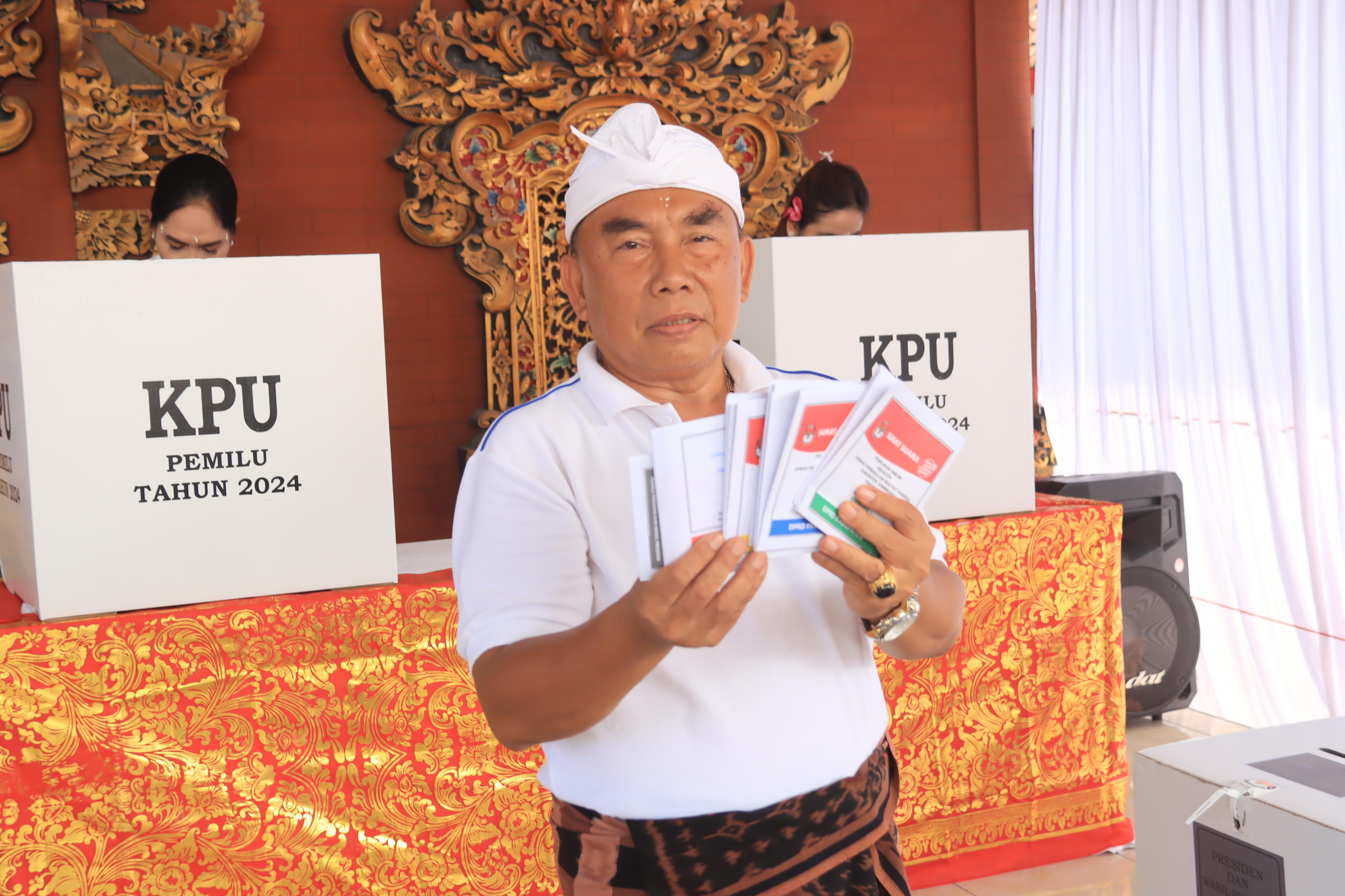 Bupati Jembrana I Nengah Tamba saat mencoblos di TPS 13 Desa Kaliakah