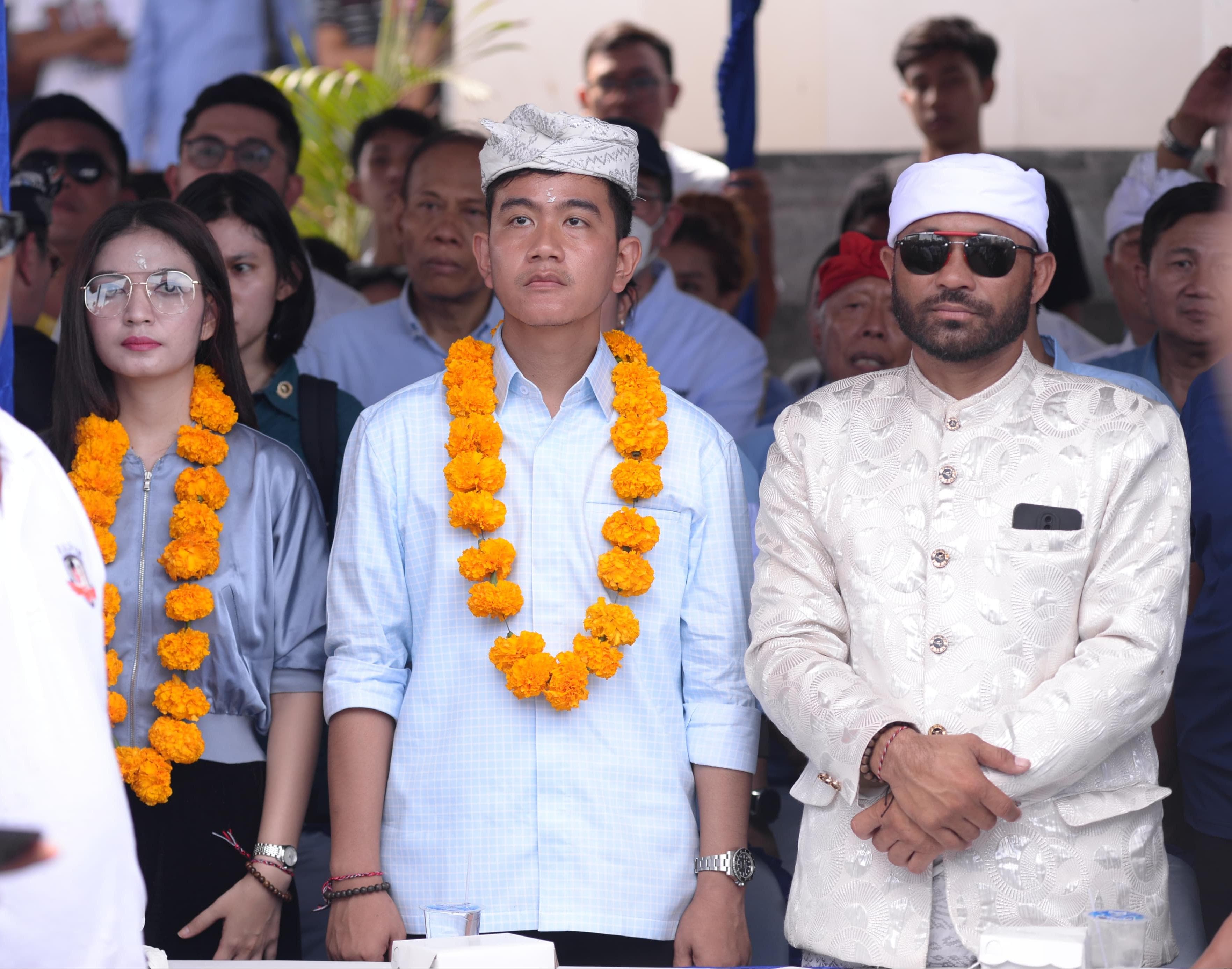 KEJUTAN: Ketua DPD Bali TIM-8 Relawan Jokowi yakni, Jero Krisna foto bersama Gibran Rakabuming Raka