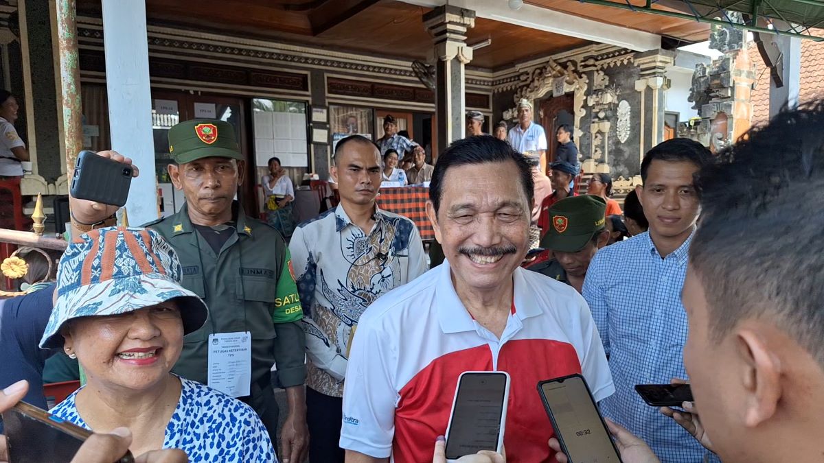 NYOBLOS DI BALI: Menko Marvest Luhut Binsar Pandjaitan usai nyoblos di TPS 14 Banjar Pengayehan, Desa Cemagi, Kecamatan Mengwi, Badung (14/2/2024)