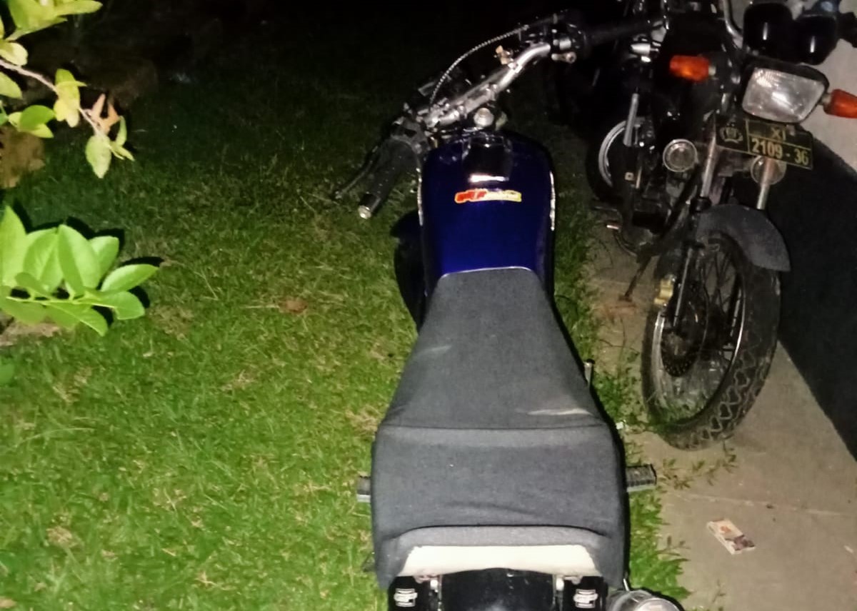 BALAP LIAR: Beberapa sepeda motor Yamaha RX King yang diduga akan dipakai balap liar diamankan Polsek Mengwi di kawasan jalan raya Lukluk Mengwi Badung Minggu malam.