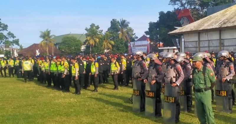 KERAHKAN PENGAMAN: Apel pergeseran pasukan pengaman TPS personel Polres Tabanan yang diikuti pula unsur Linmas Desa.(juliadi)