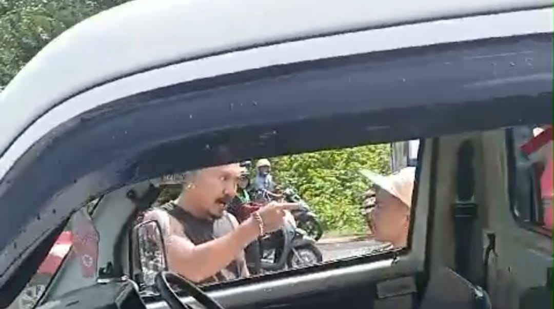 GAYA PREMAN: Aksi pria bertato sok jagoan menganiaya sopir pikap di perempatan jalan Mehendradatta (14/2/2024)