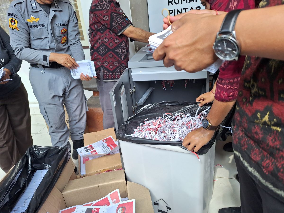 DI CACAH: KPU Provinsi Bali melakukan pemusnahan atas ribuan surat suara yang dilaporkan lebih.
