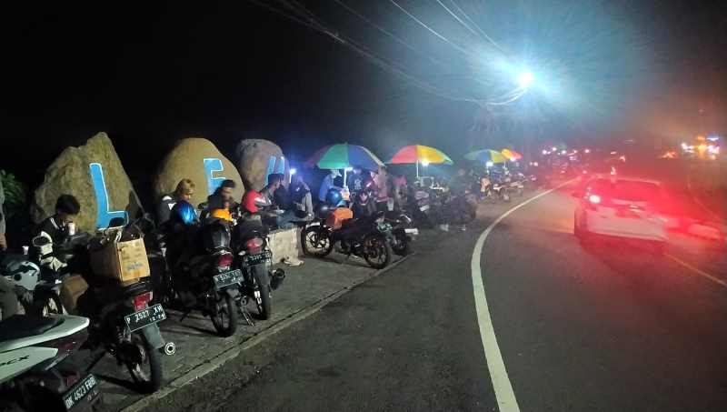 BANYAK YANG REHAT SEJENAK: Suasana pinggir jalan di Pantai Yeh Leh, Jembrana, pinggir jalan Denpasar &ndash; Gilimanuk,ini banyak yang singgah.(m.basir/radar bali)