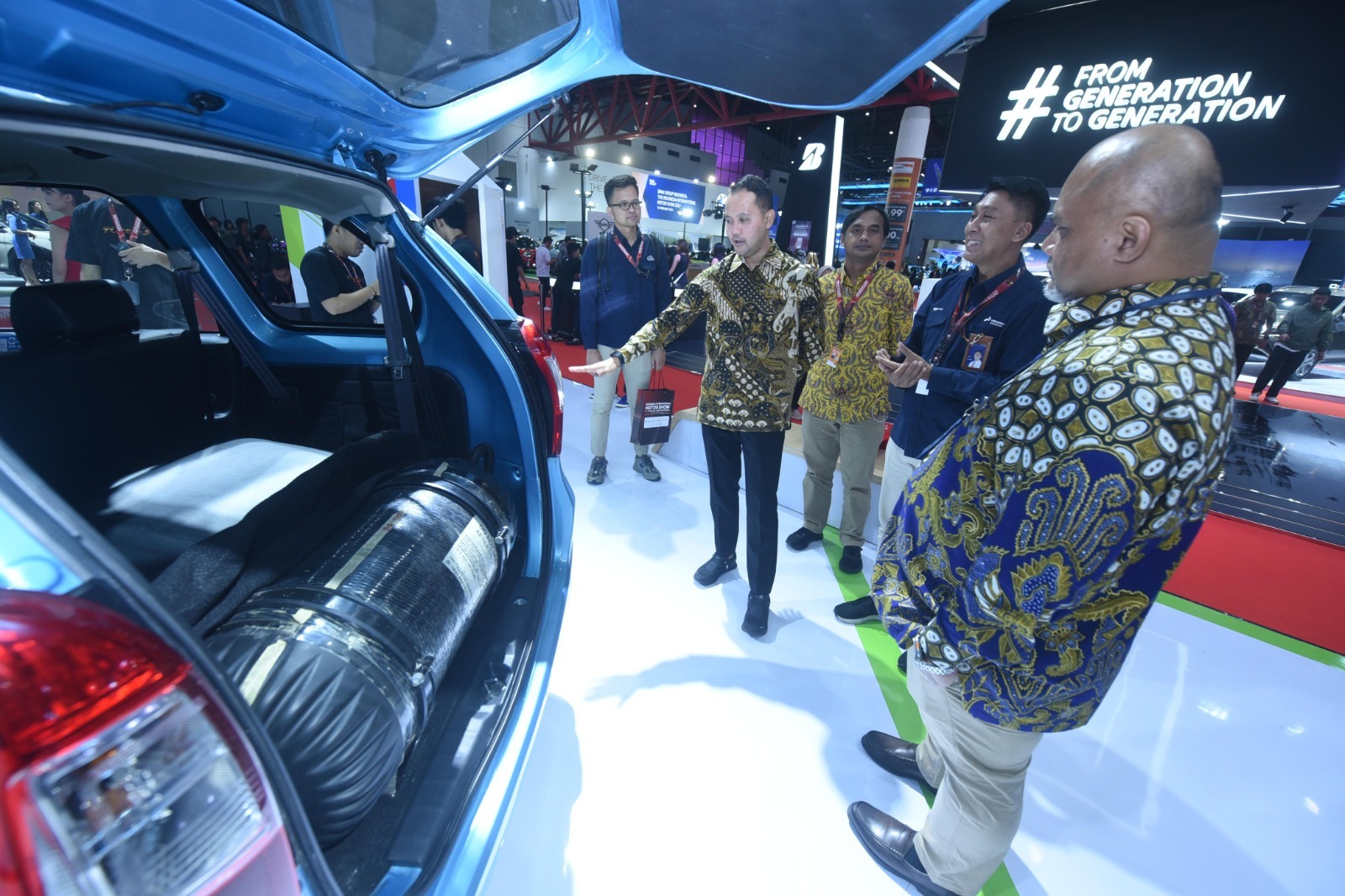 ENERGI HIJAU: Vice President Corporate Communication Pertamina Fadjar Djoko Santoso didampingi  Direktur Infrastruktur dan Teknologi PGN Harry Budi Sidharta di IIMS 2024