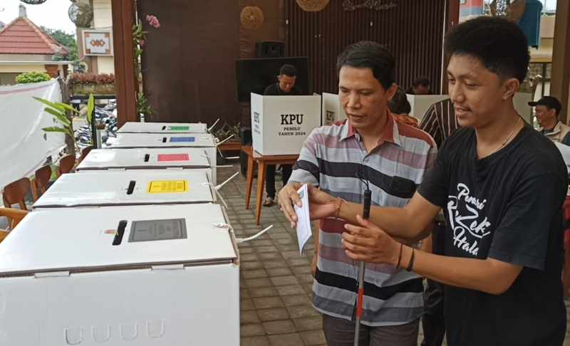 DIBANTU : Penyandang disabilitas di Sentra Mahatmiya Bali Kediri Tabanan menggunakan hak pilihnya di TPS 004 Banjar Anyar, Kecamatan Kediri, Tabanan.(juliadi/radarbali)