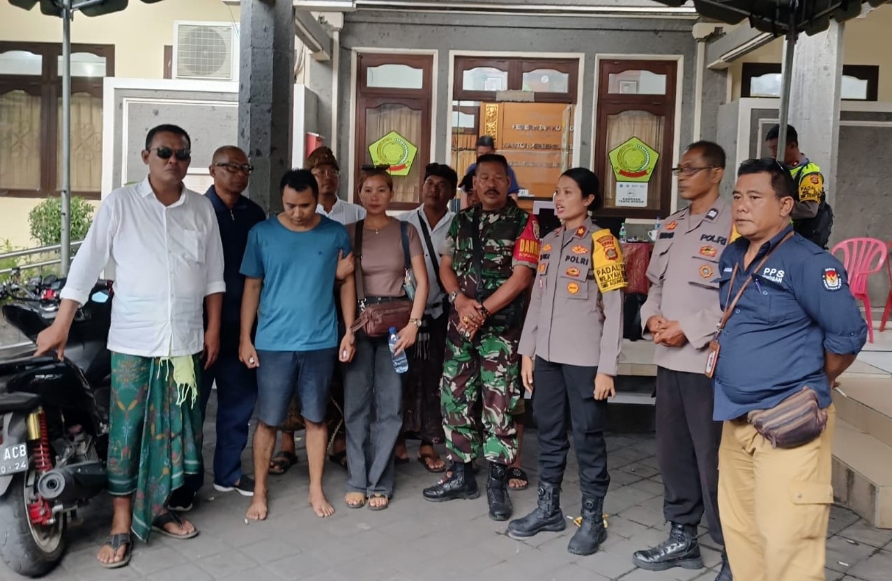 RIAK KECIL: Polisi dan Babinsa usai mendamaikan anggota Pecalang dan warga yang sempat kles gegara salah paham.