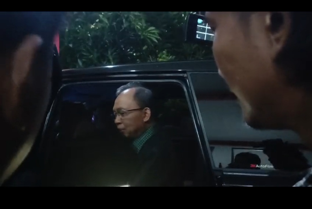 Ketua Tim Kampanye Daerah (TKD) Ganjar Mahfud Provinsi Bali Wayan Koster saat dikejar wartawan terkait hasil Pemilu 2024.