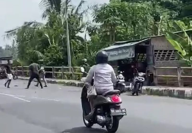 DUEL TERBUKA: Potongan video duel dua pria/pemuda di jalan raya Banjar Lebah Semarapura Klungkung (15/2/2024)