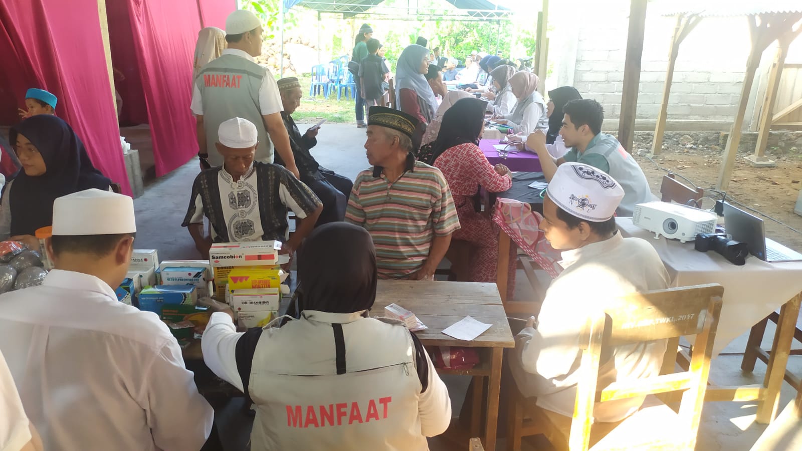 pengecekan dan pengobatan gratis di Ponpes Syamsul Ma