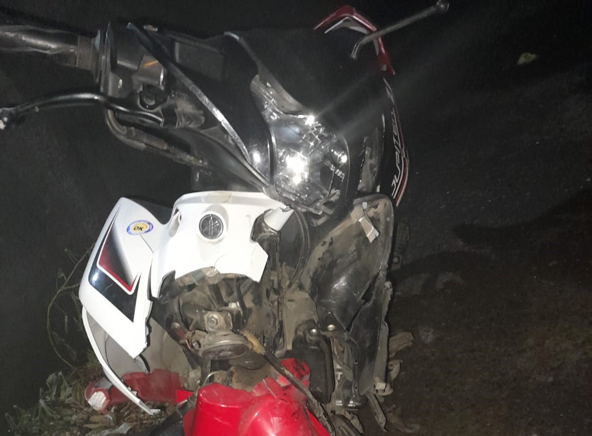 Sepeda Motor Yamaha Jupiter yang dikendarai Subaidi remuk setelah hantam motor yang dibawa turis Tiongkok.