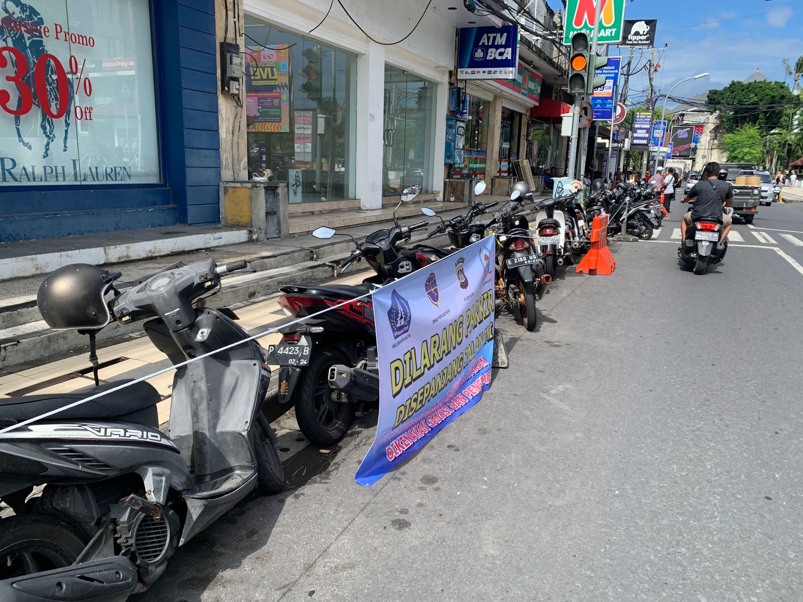 LIAR: Sejumlah sepeda motor parkir liar di area pertokoan kawasan Kuta sampai dipasang spanduk larangan.