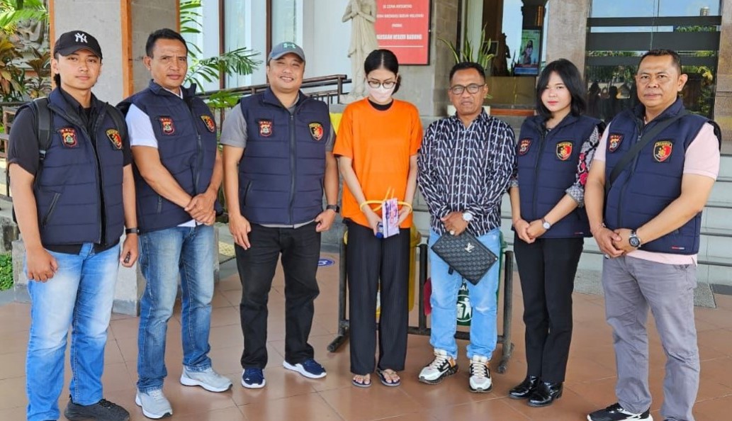 TAHAP DUA:  Model dan selebgram cantik asal Semarang, Jawa Tengah yakni Zhafira Devi Liestiatmaja, 28 (rompi oranye) saat pelimpahan perkara tahap dua dari Polda ke Kejati Bali (16/2/2024)